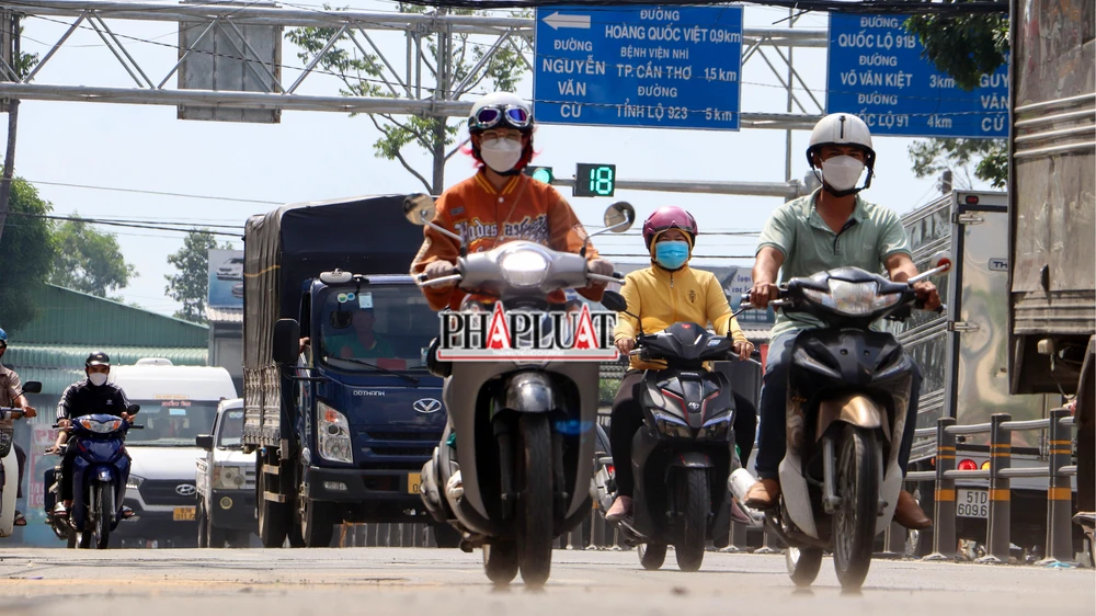 Đơn vị thi công xin phép tạm dừng lưu thông trên tuyến đường này từ ngày 17-6 đến khi hoàn tất thủ tục bàn giao công trình đưa vào sử dụng. Ảnh: CHÂU ANH