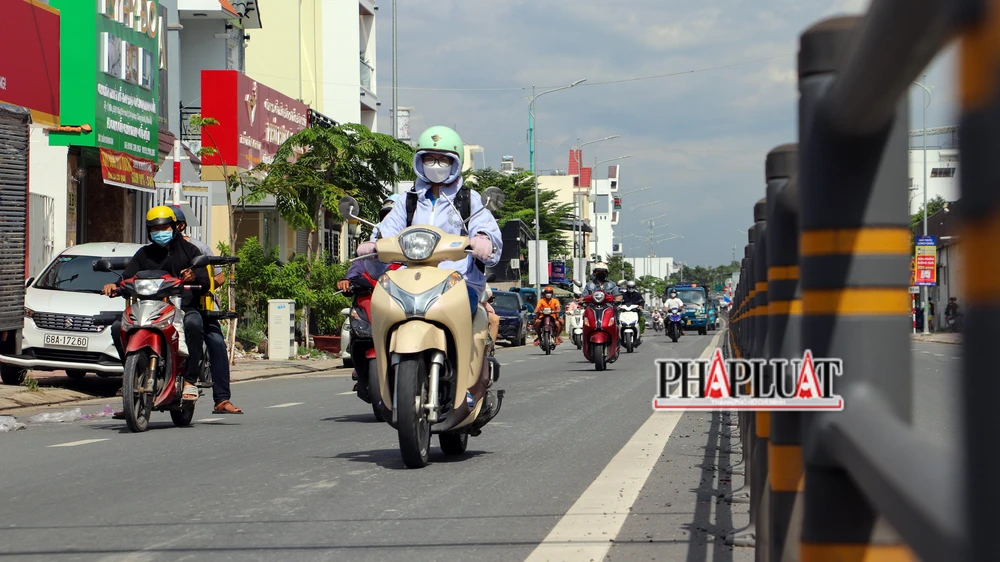 Để đảm bảo chất lượng công trình phục vụ cho đến khi kiểm tra, nghiệm thu và bàn giao theo đúng quy định, đồng thời giảm áp lực thiệt hại kinh tế, đơn vị thi công đường Trần Hoàng Na đã có văn bản xin phép tạm "đóng" đường. Ảnh: CHÂU ANH Để đảm bảo chất lượng công trình phục vụ cho đến khi kiểm tra, nghiệm thu và bàn giao theo đúng quy định, đồng thời giảm áp lực thiệt hại kinh tế, đơn vị thi công đường Trần Hoàng Na đã có văn bản xin phép tạm "đóng" đường. Ảnh: CHÂU ANH