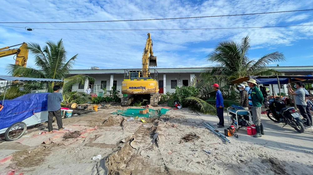 Lực lượng chức năng TP Phú Quốc, tỉnh Kiên Giang tiến hành cưỡng chế, buộc tháo dỡ công trình xây dựng trái phép trên đất dự án hồi tháng 5-2022. Ảnh: PD