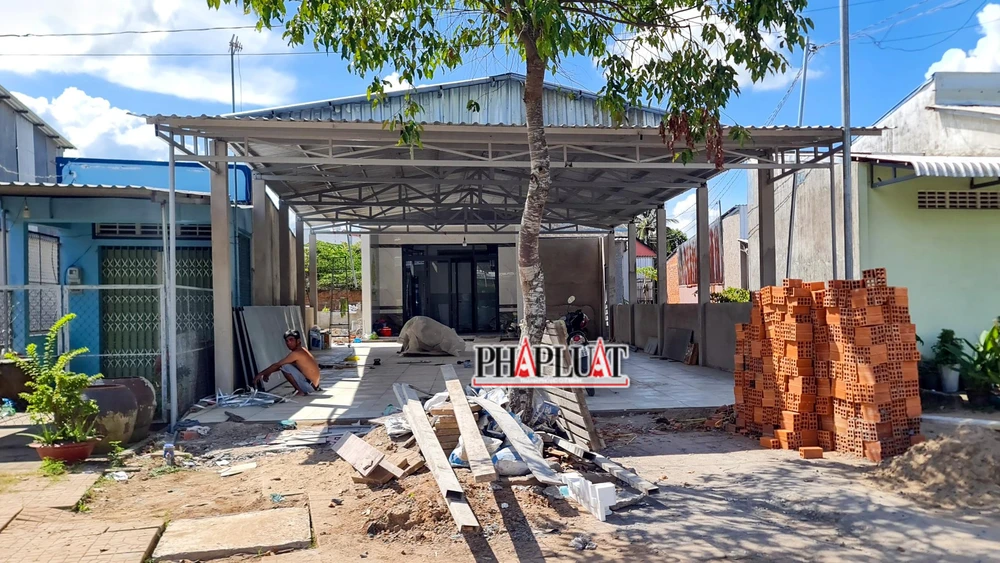 Hiện trường xây dựng nhà của bà Đào: phần nhà tiền chế cất trên đất thổ cư, trong khi đó, phần nhà ở kiên cố lại cất trên đất nông nghiệp. Ảnh: CHÂU ANH