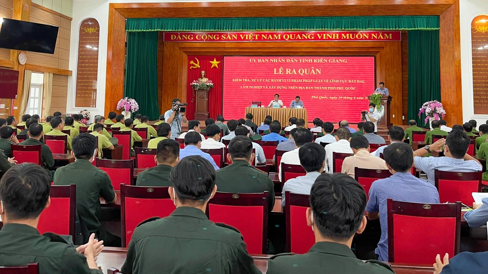 Quang cảnh lễ ra quân kiểm tra, xử lý các hành vi vi phạm pháp luật về lĩnh vực đất đai, đất lâm nghiệp và xây dựng trên địa bàn TP Phú Quốc, tỉnh Kiên Giang. Ảnh: PHƯƠNG DUNG