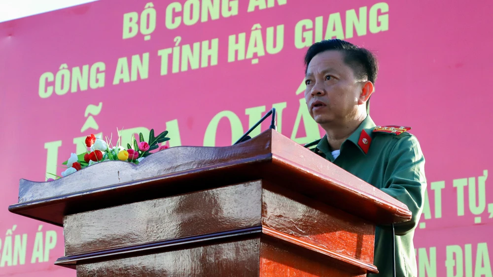 Đại tá Huỳnh Việt Hòa, Giám đốc Công an tỉnh Hậu Giang phát biểu tại lễ ra quân. Ảnh: HOÀI XUYÊN