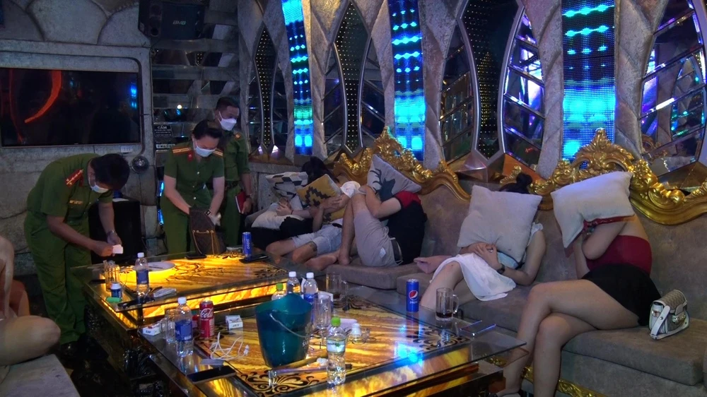 Tiến hành xét nghiệm 138 người, Công an ghi nhận 132 người dương tính với ma túy. Ảnh: VĂN VŨ