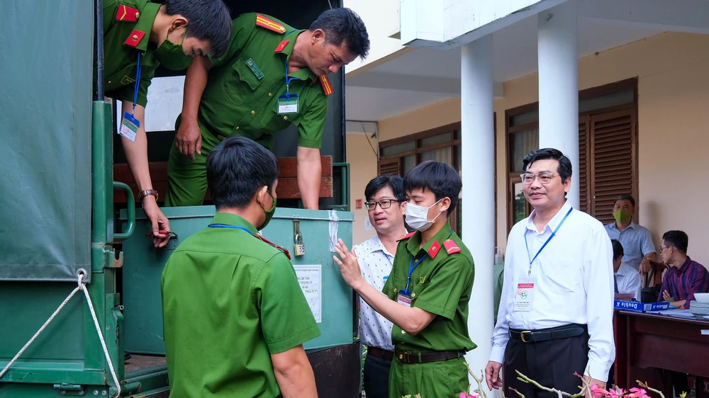 Từ tiếp nhận, vận chuyển đến bàn giao đề thi luôn được giám sát chặt chẽ. Ảnh: TT