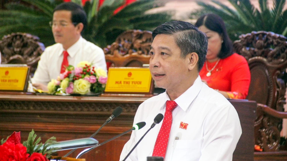 Ông Đồng Văn Thanh, Chủ tịch UBND tỉnh Hậu Giang, phát biểu tại kỳ họp thứ chín, HĐND tỉnh Hậu Giang khóa X, nhiệm kỳ 2021-2026. Ảnh: BẢO BẢO Ông Đồng Văn Thanh, Chủ tịch UBND tỉnh Hậu Giang, phát biểu tại kỳ họp thứ chín, HĐND tỉnh Hậu Giang khóa X, nhiệm kỳ 2021-2026. Ảnh: BẢO BẢO
