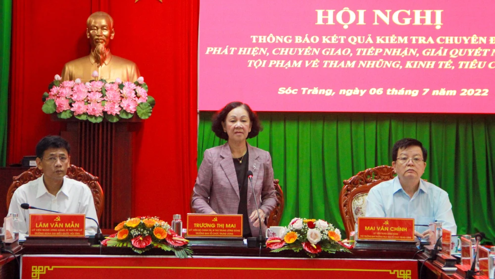 Bà Trương Thị Mai, Ủy viên Bộ Chính trị, Trưởng Ban Tổ chức Trung ương, Phó trưởng Ban Chỉ đạo Trung ương về PCTN, TC phát biểu tại Hội nghị. Ảnh: QUANG TUẤN