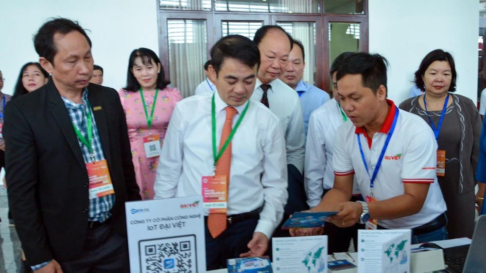 Ông Nghiêm Xuân Thành (thứ hai từ trái qua), Bí thư Tỉnh ủy Hậu Giang tham quan các gian hàng trưng bày các ứng dụng công nghệ tiên tiến. Ảnh: ÁI PHƯƠNG