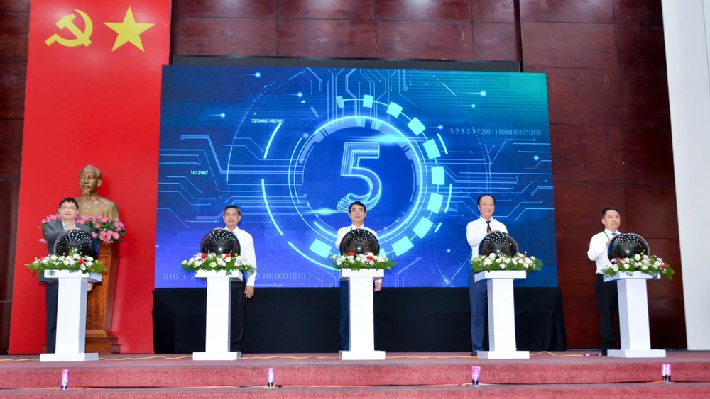 Các đại biểu thực hiện nghi thức khai mạc Tuần lễ thúc đẩy chuyển đổi số phát triển kinh tế vùng - Hậu Giang 2022. Ảnh: ÁI PHƯƠNG