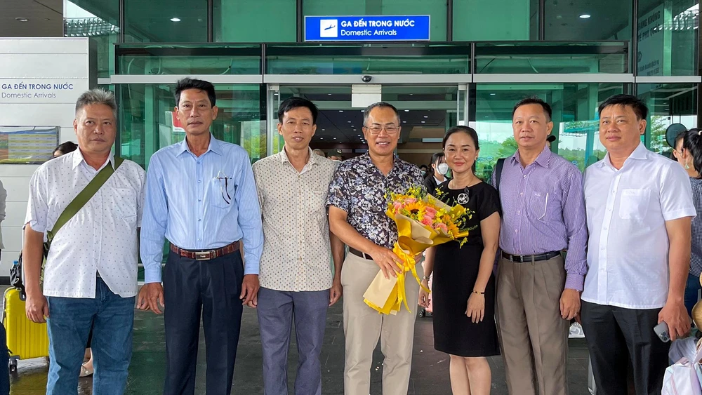 Lãnh đạo TP Phú Quốc (tỉnh Kiên Giang) đón đoàn DN kiều bào người Việt tại Thái Lan tại sân bay. Ảnh: HOÀNG DUNG