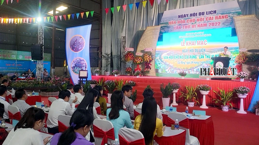 Ông Nguyễn Thực Hiện, Phó chủ tịch UBND TP Cần Thơ phát biểu tại Lễ khai mạc. Ảnh: CHÂU ANH