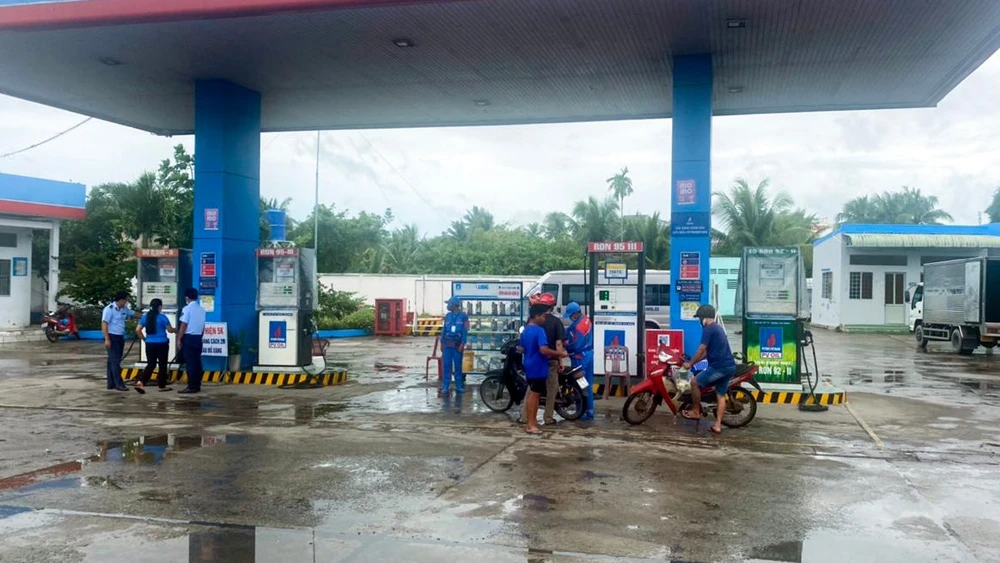 Từ đầu năm đến nay, các Đội QLTT thuộc Cục QLTT tỉnh Hậu Giang đã thực hiện hơn 13.700 lượt giám sát 229 cửa hàng, đại lý bán lẻ xăng dầu trên địa bàn tỉnh. Ảnh: DMS