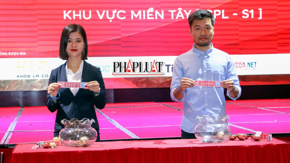 Ban tổ chức tiến hành bốc thăm xếp lịch thi đấu cho Giải đấu khu vực miền Tây. Ảnh: CHÂU ANH Ban tổ chức tiến hành bốc thăm xếp lịch thi đấu cho Giải đấu khu vực miền Tây. Ảnh: CHÂU ANH