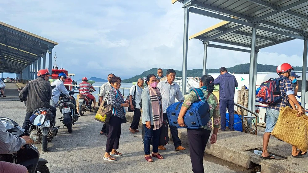 Sau ba ngày tạm dừng hoạt động do thời tiết xấu, sáng 14-7 các tàu tàu vận tải hành khách từ đất liền ra các đảo và ngược lại đã hoạt động lại. Ảnh: THY TUẤN