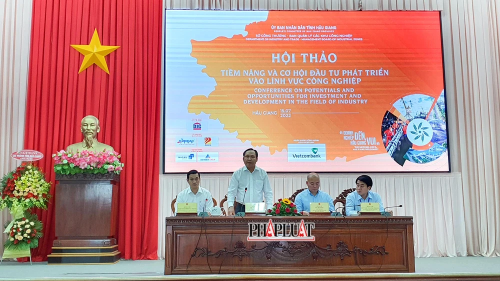Ông Lê Công Lý, Trưởng Ban Tuyên giáo Tỉnh ủy Hậu Giang phát biểu tại Hội thảo tiềm năng và cơ hội đầu tư phát triển vào lĩnh vực công nghiệp. Ảnh: CHÂU ANH