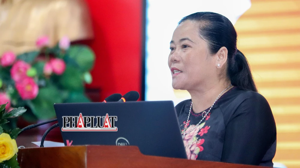 Bà Lê Thị Thanh Lam, Phó trưởng đoàn phụ trách Đoàn ĐBQH tỉnh hậu Giang phát biểu tại Hội thảo xúc tiến đầu tư và kết nối cung cầu sản phẩm, dịch vụ công nghệ thông tin. Ảnh: CHÂU ANH