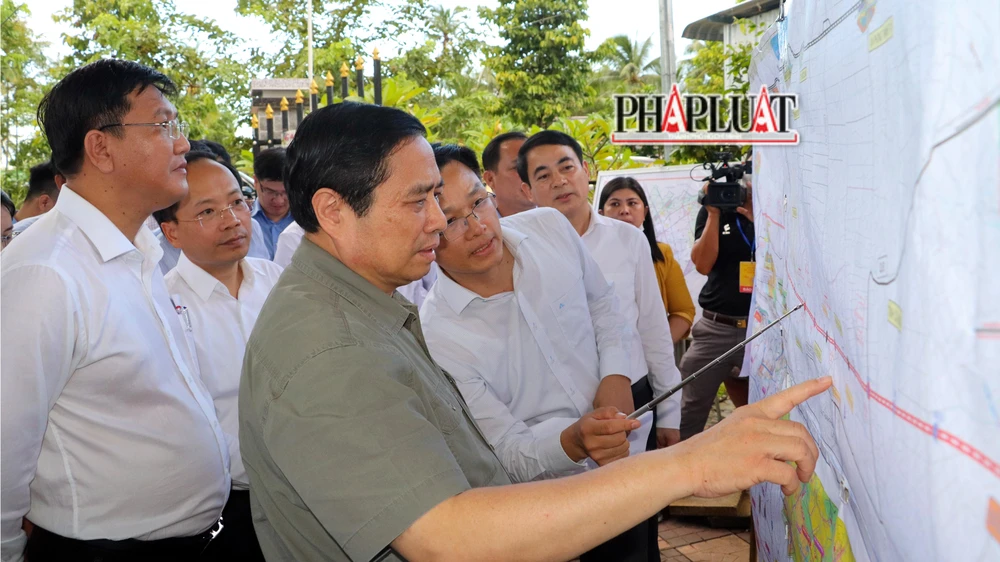 Thủ tướng đề nghị đơn vị thực hiện tăng thêm một nút giao để thu hẹp khoảng cách giữa các nút giao, qua đó tạo điều kiện cho các địa phương quy hoạch, phát triển khu đô thị, khu công nghiệp... Ảnh: CHÂU ANH Thủ tướng đề nghị đơn vị thực hiện tăng thêm một nút giao để thu hẹp khoảng cách giữa các nút giao, qua đó tạo điều kiện cho các địa phương quy hoạch, phát triển khu đô thị, khu công nghiệp... Ảnh: CHÂU ANH