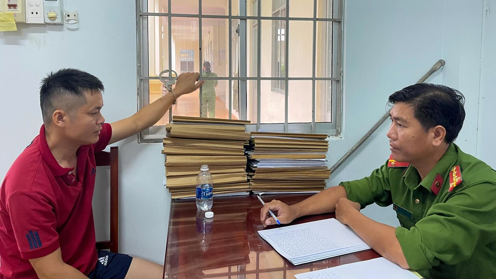 Nghi can Hoàng Minh Vĩ tại cơ quan công an. Ảnh: HOÀNG DUNG