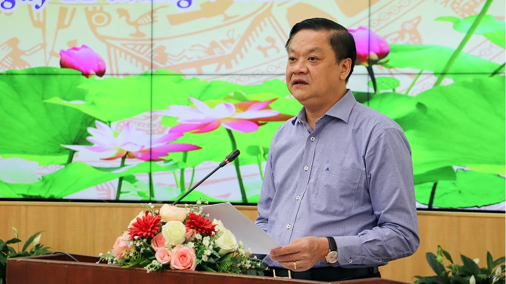 Ông Dương Tấn Hiển, Phó Chủ tịch Thường trực UBND TP Cần Thơ, thông tin về hướng xử lý các khu dân cư tự phát trên địa bàn TP. Ảnh: CHÂU ANH