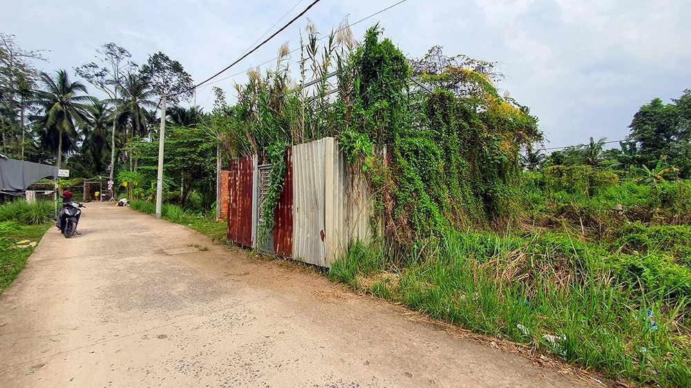 Nhiều người mua đất và được sang tên nhưng không được chuyển đổi mục đích sử dụng, do đó không thể hoàn thiện nơi ở. Ảnh: CHÂU ANH