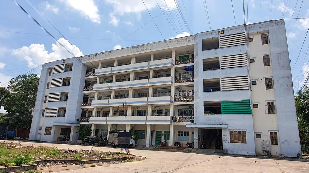 Lãnh đạo Sở Xây dựng TP Cần Thơ cho biết trước đây Sở từng có đề án bán hóa giá cho các hộ dân đang sinh sống tại chung cư 91B, nhưng thời điểm đó không có ai đăng ký mua. Ảnh: CHÂU ANH
