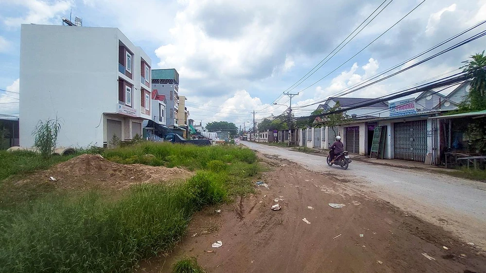 "Chúng tôi đã báo cáo UBND TP, đồng thời phối hợp với UBND quận Ninh Kiều và các đơn vị liên quan thực hiện các thủ tục chi trả tiền bồi thường hỗ trợ, tái định cư và vận động người dân giao mặt bằng trong tháng 8-2022. Ban và nhà thầu sẽ tổ chức thi công, có thể hoàn thành trong năm nay” - Phó Giám đốc Ban quản lý dự án ODA Cần Thơ cho biết thêm.