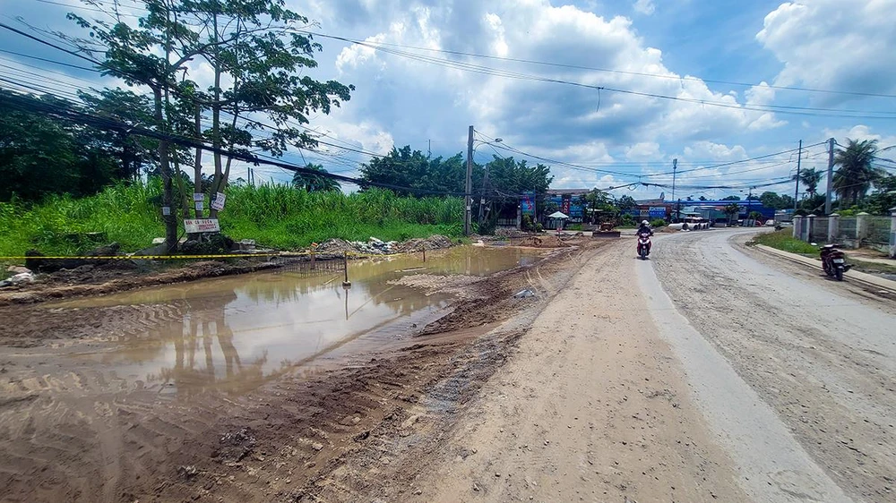 Nói về lý do có đoạn chỉ thi công hoàn thiện một bên, Phó Giám đốc Ban Quản lý dự án ODA Cần Thơ cho hay do còn một số hộ dân chưa bàn giao mặt bằng và còn vướng lưới điện chưa di dời.