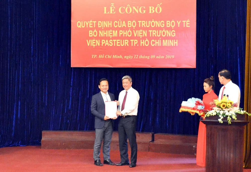 Tháng 9-2019, ông Hoàng Quốc Cường (trái) được Bộ Y tế bổ nhiệm giữ chức Phó Viện trưởng Viện Pasteur TP. HCM cho đến nay. Ảnh: Cổng thông tin Viện Pasteur TP.HCM