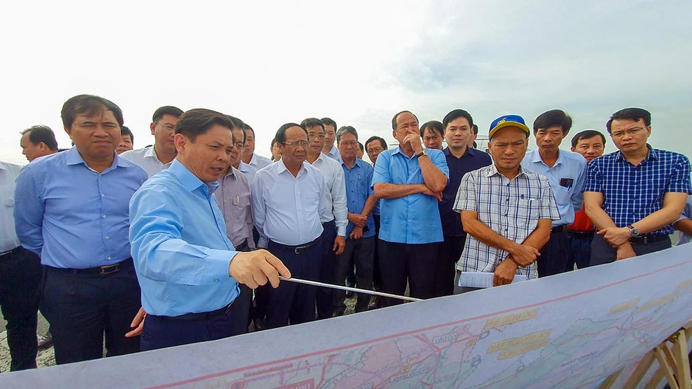 Phó Thủ tướng Lê Văn Thành cùng đoàn công tác khảo sát thực địa tại điểm đầu dự án cao tốc Châu Đốc - Cần Thơ - Sóc Trăng. Ảnh: BT Phó Thủ tướng Lê Văn Thành cùng đoàn công tác khảo sát thực địa tại điểm đầu dự án cao tốc Châu Đốc - Cần Thơ - Sóc Trăng. Ảnh: BT