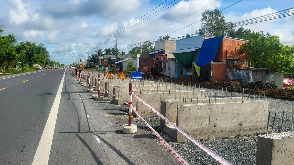 “Chúng tôi đang đốc thúc các đơn vị thi công đẩy nhanh tiến độ để hoàn thành bàn giao trong tháng 11-2022 này, nếu thời tiết bất lợi như hiện nay thì trong tháng 12-2022 sẽ hoàn thành” - ông Thắng cho biết thêm.