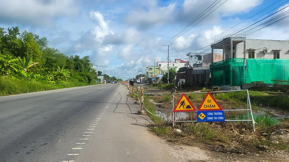 Nói về công tác bàn giao mặt bằng cho đơn vị thi công, ông Thắng cho hay trên địa bàn tỉnh Hậu Giang hiện còn vướng năm hộ dân chưa bàn giao mặt bằng. Còn trên địa bàn tỉnh Sóc Trăng hiện còn vướng một số công trình tạm chưa di dời được.