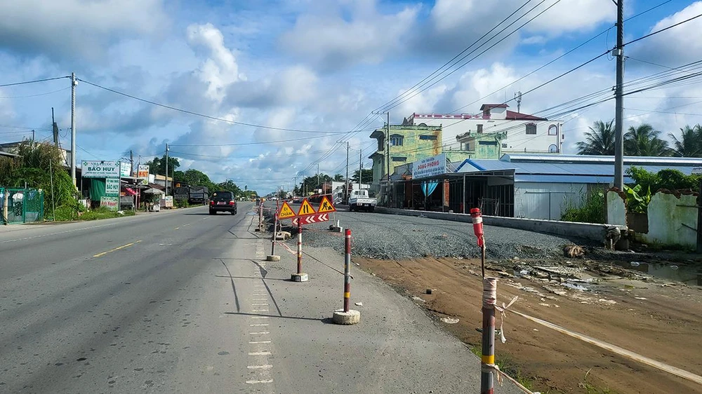“Thống kê tháng vừa rồi (tháng 7-2022) mưa hơn nửa tháng, ngoài ra, có nhiều đoạn bị ảnh hưởng bởi triều cường. Trong khi đó, hiện dự án đang ở giai đoạn thảm nhựa nên thời tiết cũng ảnh hưởng đến tiến độ công trình” - ông Thắng giải thích.