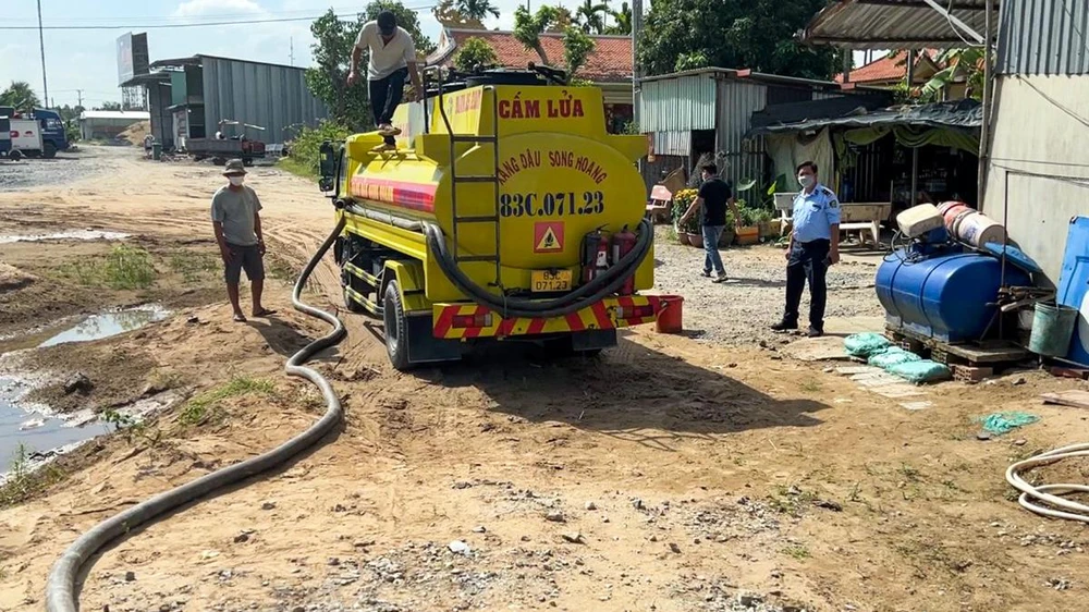 Công ty Tây Nam Cửu Long bị phạt 100 triệu đồng vì vi phạm chuyển tải, sang mạn xăng dầu không đúng vị trí quy định và thương nhân phân phối xăng dầu ký hợp đồng đại lý xăng dầu với đại lý bán lẻ xăng dầu không đáp ứng đủ điều kiện theo quy định. Ảnh: DMS