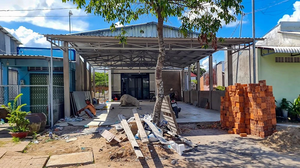 Hiện trường xây dựng: phần nhà tiền chế cất trên đất thổ cư (có giấy phép xây dựng), trong khi đó, phần nhà ở kiên cố lại cất trên đất nông nghiệp. Ảnh chụp hồi tháng 6-2022: CHÂU ANH