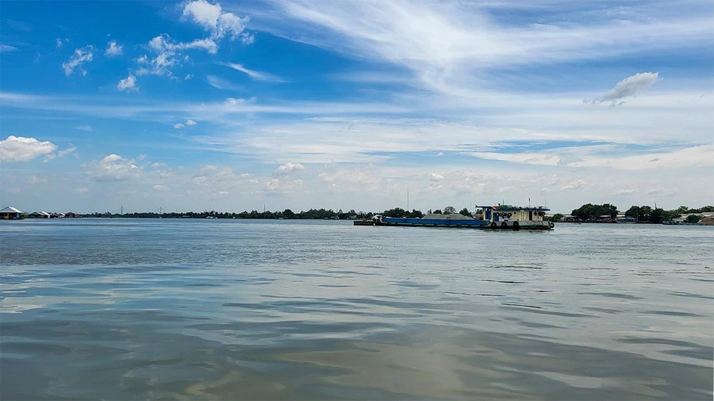 Dự kiến cầu Ô Môn bắc qua sông Hậu có tổng mức đầu tư hơn 9.187 tỉ đồng, khi hoàn thành, dự án sẽ tạo ra một tuyến đường vận chuyển tốt và an toàn, giảm thiểu tai nạn giao thông và ô nhiễm môi trường cho khu vực dân cư có tuyến đi qua. Ảnh minh họa: CHÂU ANH