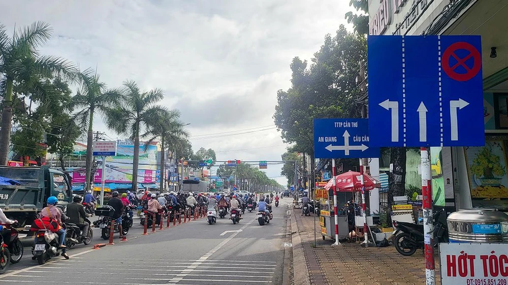 Từ đầu năm 2018, tại một số nút giao trên địa bàn quận Ninh Kiều, ngành chức năng TP Cần Thơ đã tiến hành lắp đặt biển báo cho phép tất cả các phương tiện được rẽ phải khi đèn đỏ nhằm giải quyết tình trạng ùn tắc giao thông vào những giờ cao điểm. Cạnh đó, tại đây, cũng được lắp đặt biển cấm dừng, cấm đỗ đối với làn dành cho xe rẽ phải này.