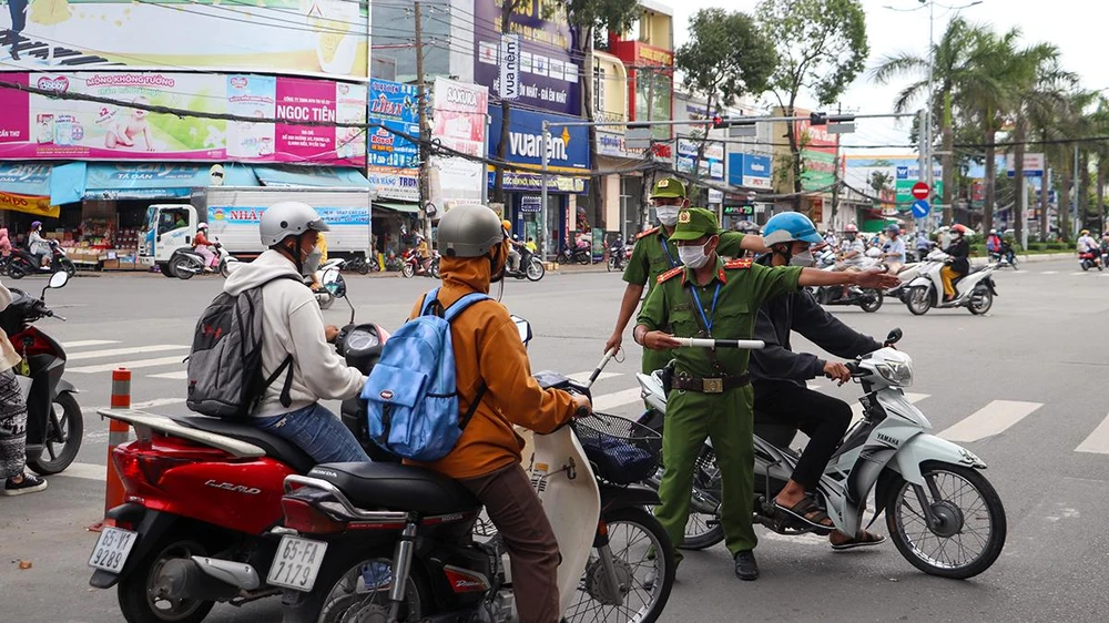 Sáng 9-8, tại giao lộ đường 3-2 với đường Nguyễn Văn Linh, chỉ trong một giờ, đội Cảnh sát trật tự, thuộc phòng Quản lý Hành chính và Trật tự xã hội, Công an TP Cần Thơ đã phát hiện và xử lý nhiều trường hợp vi phạm.
