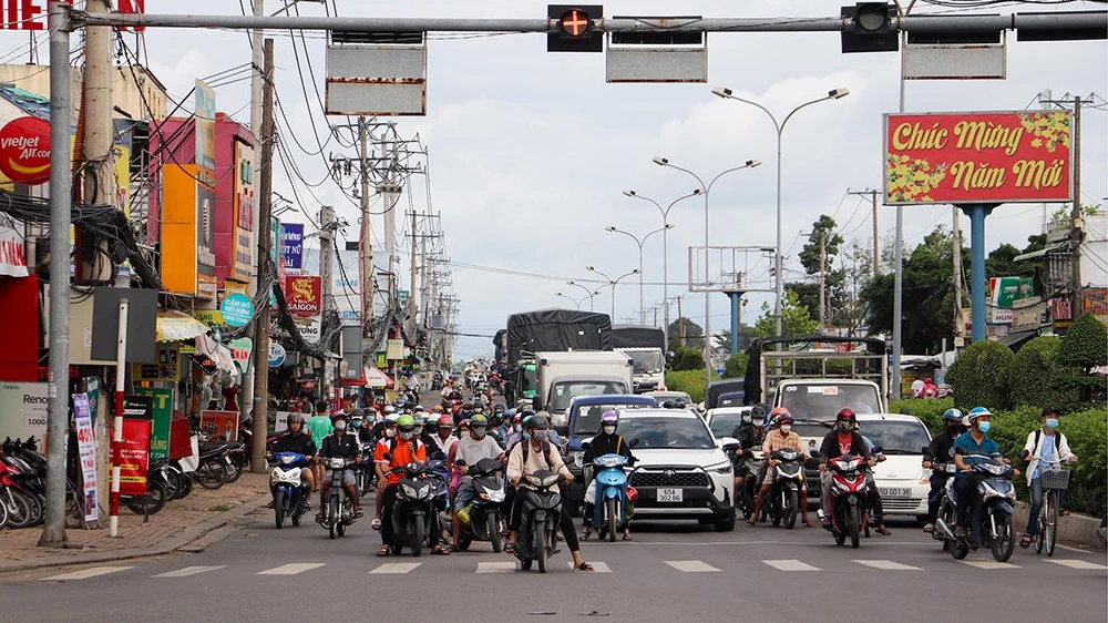 “Có khi các phương tiện đậu hết cả làn quẹo phải, xe ô tô muốn quẹo phải bấm còi liên tục, rồi các xe máy chạy lách tới lách lui rất mất trật tự. Có người khi được nhắc nhở đây là làn dành cho xe quẹo phải thì cự cãi, lớn tiếng lại” - một người dân ngụ quận Ninh Kiều kể.