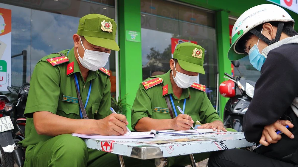 Khi được lực lượng chức năng thông báo lỗi vi phạm, nhiều người điều khiển phương tiện tỏ ra ngạc nhiên. Một người vi phạm chia sẻ bản thân không biết làn đó cấm dừng đỗ, thấy có phương tiện dừng nên dừng theo. Một số người thì lại cho rằng, làn đường này khá rộng, nên khi dừng xe chờ đèn đỏ cũng sẽ không ảnh hưởng đến các phương tiện rẽ phải.