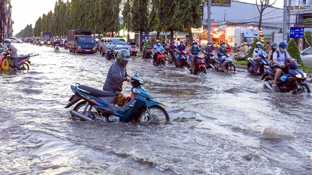 Mỗi khi triều cường dâng cao là một số địa điểm ở nội ô TP Cần Thơ bị ngập. Ảnh chụp năm 2021: CHÂU ANH