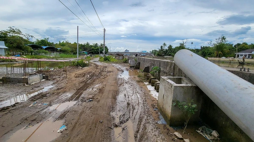 Cùng mong mỏi, ông TTN, một người dân địa phương kể: “Một số chỗ bị sạt lở, một số chỗ thì đang thi công tạo hố sâu rất nguy hiểm cho người đi đường. Mong dự án sớm hoàn thành để tuyến đường sạch đẹp hơn, hiện nay đường thì xuống cấp, vật tư thì tập kết bừa bãi đi lại rất khó khăn”.