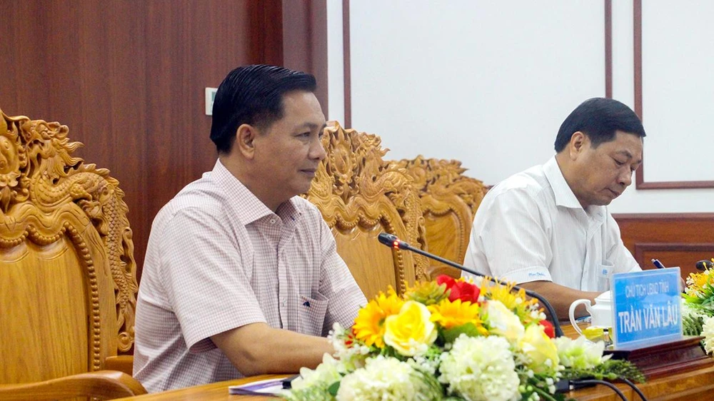Ông Trần Văn Lâu (bìa phải), Chủ tịch UBND tỉnh Sóc Trăng phát biểu tại buổi làm việc. Ảnh: MỸ LỆ
