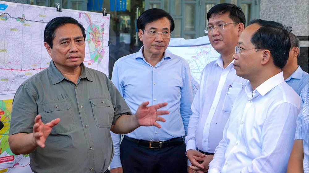 Tháng 7-2022, khảo sát tại nút giao IC4 thuộc dự án này trên địa bàn tỉnh Hậu Giang, Thủ tướng Phạm Minh Chính yêu cầu các địa phương có cao tốc đi qua, khi nhận cọc mốc GPMB cần triển khai nhanh công tác kiểm đếm, bồi thường cho người dân. Ảnh: CHÂU ANH