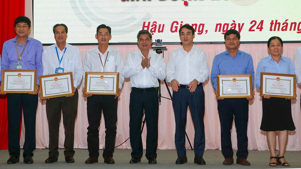 Các tập thể, cá nhân có thành tích xuất sắc trong công tác CCHC nhận bằng khen của Chủ tịch UBND tỉnh Hậu Giang. Ảnh:KHƯƠNG DUY