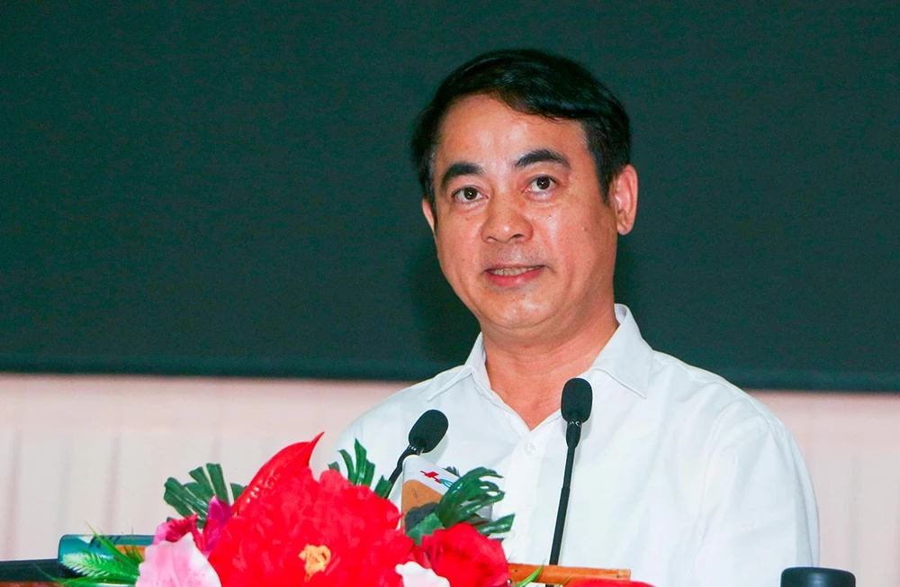 Ông Nghiêm Xuân Thành, Bí thư Tỉnh ủy Hậu Giang yêu cầu thường xuyên khảo sát, đánh giá mức độ hài lòng của các tổ chức, cá nhân trong giải quyết các thủ tục hành chính. Ảnh: KHƯƠNG DUY