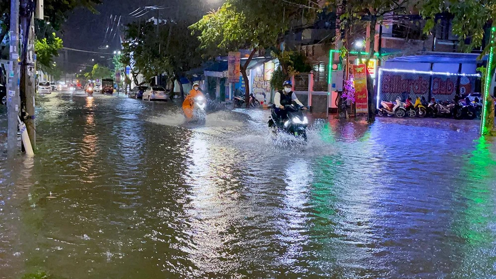 Đường Trần Ngọc Quế cũng bị ngập sâu, người dân lưu thông khó khăn.