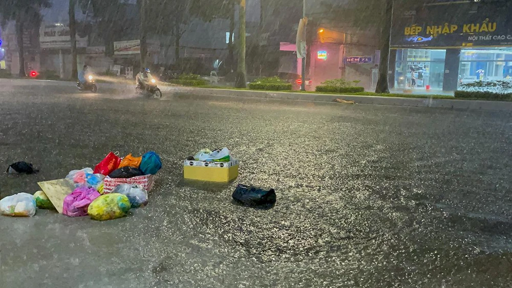 Khoảng 17 giờ 40 ngày 28-8, trên địa bàn TP Cần Thơ xuất một cơn mưa lớn, kéo dài khoảng hai tiếng làm nhiều đường bị ngập sâu.