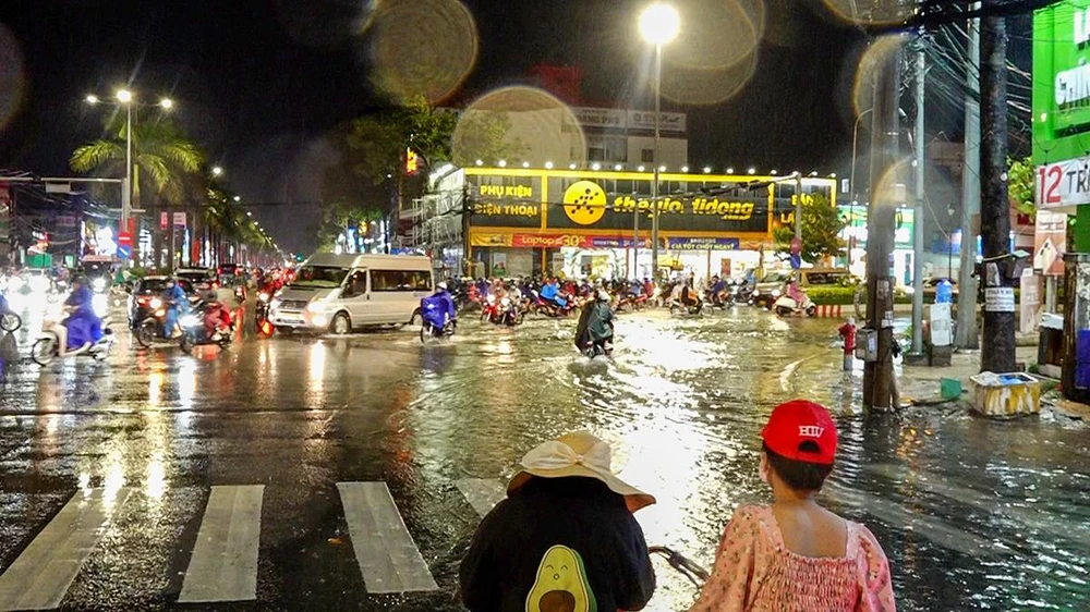 Không chỉ ngập đường, tại một số giao lộ tình trạng ngập cũng khiến lưu thông khó khăn, tiểm ẩn nguy cơ tai nạn giao thông.