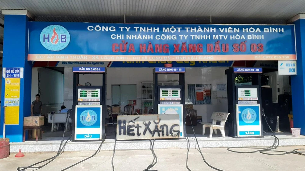 Một cây xăng trên địa bàn thị xã Long Mỹ treo bảng hết xăng. Ảnh: HP