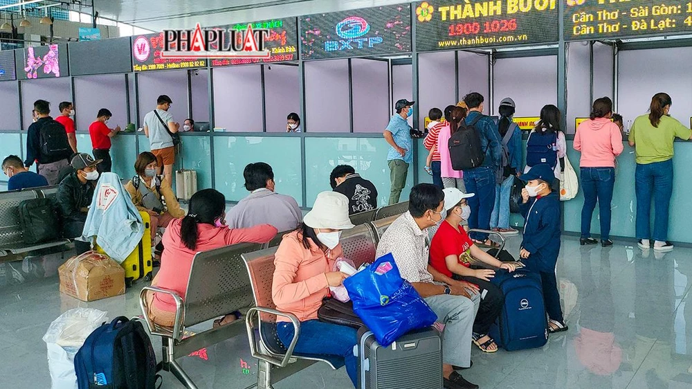 Chủ tịch UBND TP Cần Thơ yêu cầu trong dịp Lễ Quốc khánh 2-9, lực lượng chức năng tăng cường các biện pháp không để xảy ra tình trạng chen lấn gây ùn tắc, nhồi nhét hành khách, chở quá số người quy định, đón trả khách không đúng nơi quy định. Ảnh minh họa: CHÂU ANH