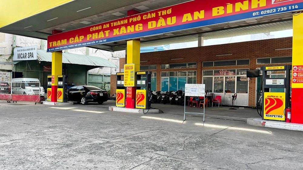 Trước tình trạng khó khăn nguồn cung ứng, cây xăng này treo bảng "Cấp phát nội bộ", trong khi ngày thường vẫn bán cho người dân. Ảnh: LÊ ĐÌNH